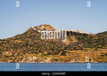 Plaka-Stadt auf der Insel Milos, Griechenland, auf einem Hügel mit einer Reihe von traditionellen weiß getünchten kykladischen Häusern, Blick vom Meer. Stockfoto