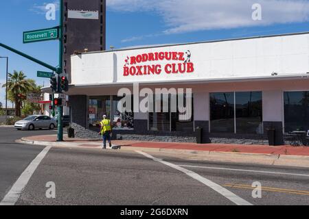 Phoenix, AZ - 20. März 2021: Der Rodriguez Boxing Club in Grand and Roosevelt bietet Schulungen für Kinder durch Erwachsene an. Stockfoto