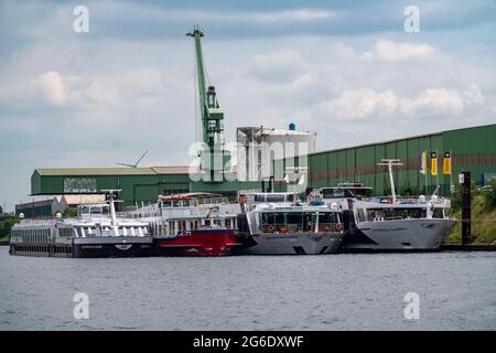 Binnenhafen Duisburg Ruhrort, Hafenbecken C, Flusskreuzfahrtschiffe stehen wegen abgesagten Fahrten in der Corona-Krise vor Anker, NRW, Deutschland, Stockfoto