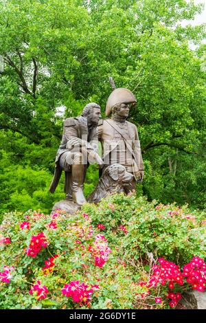 St Charles, MO - 8. Juni 2021: Der Künstler Pat Kennedy schuf dieses Bronzestatue der Entdecker Captain Meriwether Lewis (rechts), Captain William Clark (l. Stockfoto