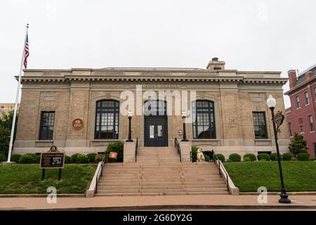 St Charles, Missouri - 8. Juni 2021: Das Old Post Office in der historischen Innenstadt ist jetzt der Standort von OPO Startups, wo Co-Working, Meeting Rooms und priv Stockfoto