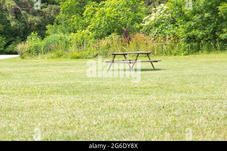 Picknick-Tisch in einem park Stockfoto