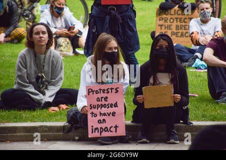 London, Großbritannien. Juli 2021. Demonstranten halten Plakate, auf denen ihre Meinung während des Protestes zum Töten des Gesetzentwurfs zum Ausdruck gebracht wird. Demonstranten versammelten sich auf dem Parliament Square, um gegen das Gesetz über Polizei, Kriminalität, Verurteilung und Gerichte zu protestieren, von dem viele sagen, dass es der Polizei mehr Macht über Proteste in Großbritannien geben würde. Kredit: SOPA Images Limited/Alamy Live Nachrichten Stockfoto