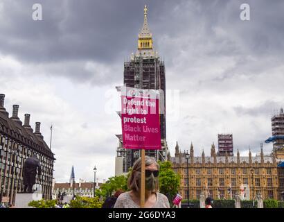 London, Großbritannien. Juli 2021. Ein Demonstrator hält ein Plakat mit der Aufschrift „verteidigt das Recht auf Protest, schwarze Leben sind wichtig“ während des Protestes „Kill the Bill“. Demonstranten versammelten sich auf dem Parliament Square, um gegen das Gesetz über Polizei, Kriminalität, Verurteilung und Gerichte zu protestieren, von dem viele sagen, dass es der Polizei mehr Macht über Proteste in Großbritannien geben würde. Kredit: SOPA Images Limited/Alamy Live Nachrichten Stockfoto