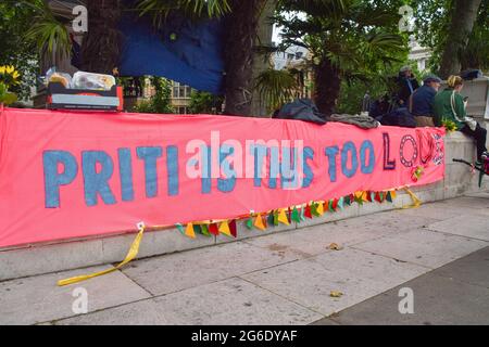 London, Großbritannien. Juli 2021. Ein Banner mit der Aufschrift „Priti (Patel) - ist das zu laut?“ Wird während des Protestes „Kill the Bill“ gesehen. Demonstranten versammelten sich auf dem Parliament Square, um gegen das Gesetz über Polizei, Kriminalität, Verurteilung und Gerichte zu protestieren, von dem viele sagen, dass es der Polizei mehr Macht über Proteste in Großbritannien geben würde. Kredit: SOPA Images Limited/Alamy Live Nachrichten Stockfoto