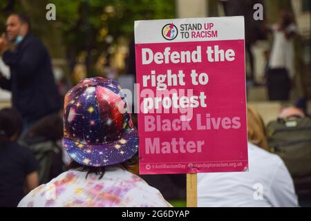 London, Großbritannien. Juli 2021. Ein Demonstrator hält ein Plakat mit der Aufschrift „verteidigt das Recht auf Protest, schwarze Leben sind wichtig“ während des Protestes „Kill the Bill“. Demonstranten versammelten sich auf dem Parliament Square, um gegen das Gesetz über Polizei, Kriminalität, Verurteilung und Gerichte zu protestieren, von dem viele sagen, dass es der Polizei mehr Macht über Proteste in Großbritannien geben würde. Kredit: SOPA Images Limited/Alamy Live Nachrichten Stockfoto