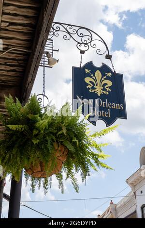 Eureka Springs, AR - 11. Juni 2021: Schild, das vor dem New Orleans Hotel im historischen Viertel der Innenstadt hängt. Stockfoto