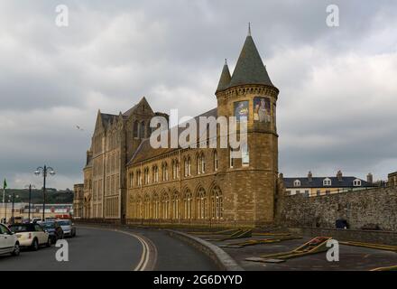 Editorial Aberystwyth, Großbritannien - 27. Juni 2021: Das alte College an der New Promenade in der Küstenuniversitätsstadt Aberystwyth in Mid Wales, Großbritannien Stockfoto