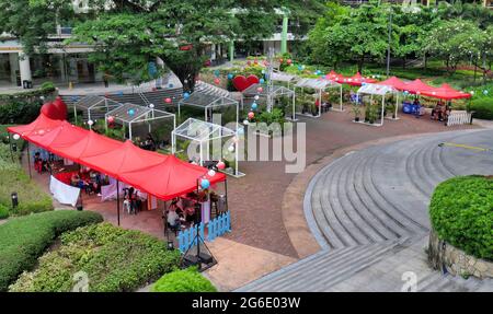 Cebu City, Phil.; 4. Juli 2021 -- Rot-weiß-blaue Luftballons schmücken einen Freiluftbereich eines Einkaufszentrums, in dem der philippinisch-amerikanische Freundschaftstag gefeiert wird. Stockfoto