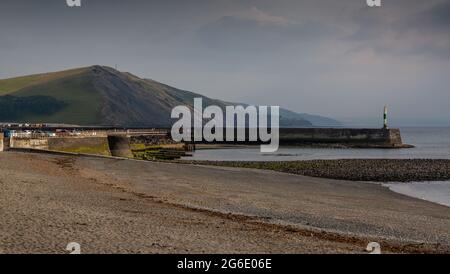 Editorial Aberystwyth, Großbritannien - 27. Juni 2021: Pen Dinas, ein großer Hügel innerhalb der Grenze des Dorfes Penparcau, an der Küste von Ceredigion, Wales, Stockfoto