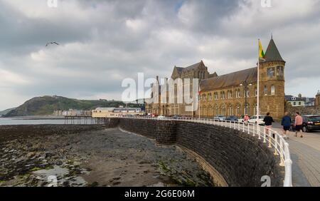 Editorial Aberystwyth; Großbritannien - 27. Juni; 2021: Das alte College auf der New Promenade in der Küstenuniversitätsstadt Aberystwyth in Mid Wales, Großbritannien Stockfoto