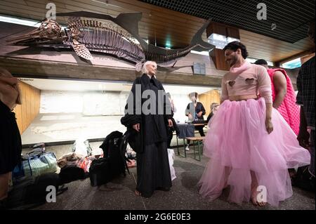 05. Juli 2021, Hessen, Frankfurt/M.: Models warten vor der Modenschau des Designers Samuel Gärtner im Senckenberg Museum. Die Modenschau findet zu Beginn der Frankfurter Fashion Week statt, die vom 5. Bis 9. Juli stattfindet. Es ist jedoch nicht Teil des offiziellen Programms. Foto: Sebastian Gollnow/dpa Stockfoto