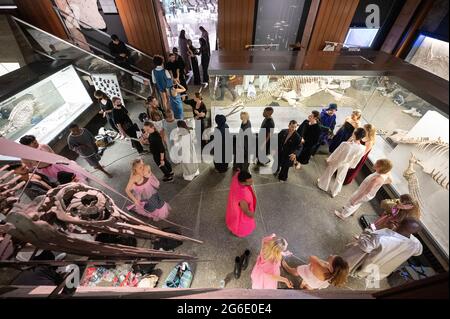 05. Juli 2021, Hessen, Frankfurt/M.: Models warten vor der Modenschau des Designers Samuel Gärtner im Senckenberg Museum. Die Modenschau findet zu Beginn der Frankfurter Fashion Week statt, die vom 5. Bis 9. Juli stattfindet. Es ist jedoch nicht Teil des offiziellen Programms. Foto: Sebastian Gollnow/dpa Stockfoto