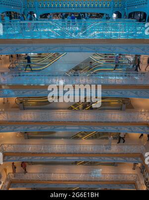 Paris, Frankreich - 07 02 2021: Kaufhaus La Samaritaine. Innenansicht des Gebäudes Stockfoto