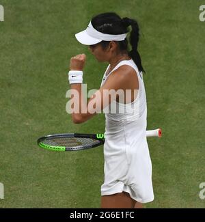 London, Gbr. Juli 2021. London Wimbledon Championships Day 7 05/07/2021 Emma Raducanu (GBR) im vierten Spiel gegen Ajla Tomijanovic Credit: Roger Parker/Alamy Live News Stockfoto