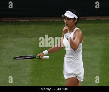 London, Gbr. Juli 2021. London Wimbledon Championships Day 7 05/07/2021 Emma Raducanu (GBR) im vierten Spiel gegen Ajla Tomijanovic Credit: Roger Parker/Alamy Live News Stockfoto