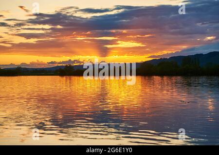 Sonnenuntergang über dem fluss danubia, Oberpfalz, Bayern, Deutschland Stockfoto