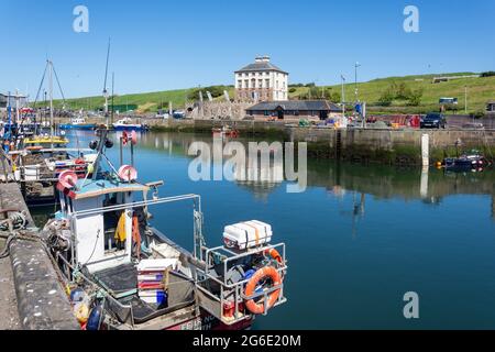 Gunsgreen House und Fischerboote, Gungreen Quay, Eyemouth Harbour, Eyemouth, Scottish Borders, Schottland, Vereinigtes Königreich Stockfoto
