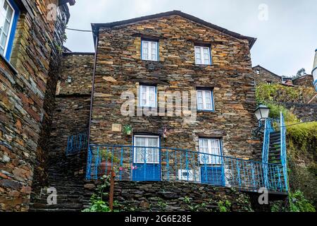 Erstaunliches altes Dorf mit Schieferhäusern, genannt Piodao in Serra da Estrela, Portugal Stockfoto