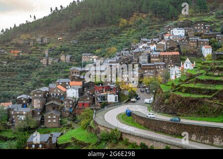 Erstaunliches altes Dorf mit Schieferhäusern, genannt Piodao in Serra da Estrela, Portugal Stockfoto