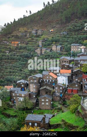 Erstaunliches altes Dorf mit Schieferhäusern, genannt Piodao in Serra da Estrela, Portugal Stockfoto