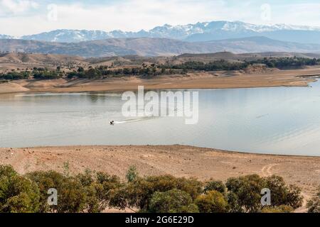 Motorboot auf schönen Takerkoust See und Atlas Gebirge südlich von Marrakesch, Marokko Stockfoto