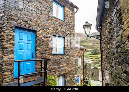 Erstaunliches altes Dorf mit Schieferhäusern, genannt Piodao in Serra da Estrela, Portugal Stockfoto