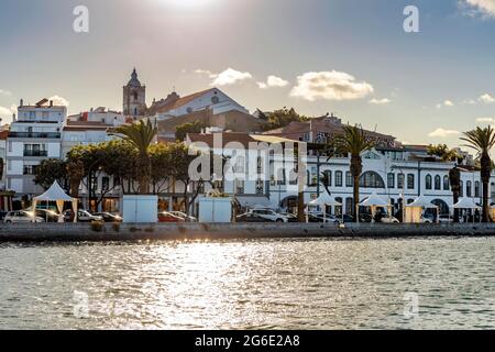 Alte Architektur mit Blick auf den breiten Fluss im historischen Lagos, Algarve, Portugal Stockfoto