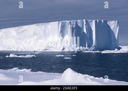 Eisberge am Riiser-Larsen-Schelfeis, an der Küste des Queen Maud-Landes, am Weddellmeer, in der Antarktis Stockfoto