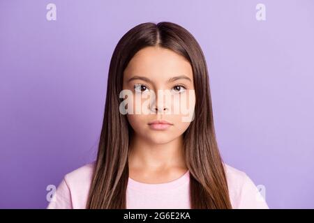 Foto von jungen attraktiven Schulmädchen konzentriert ernst zuversichtlich isoliert über violette Farbe Hintergrund Stockfoto