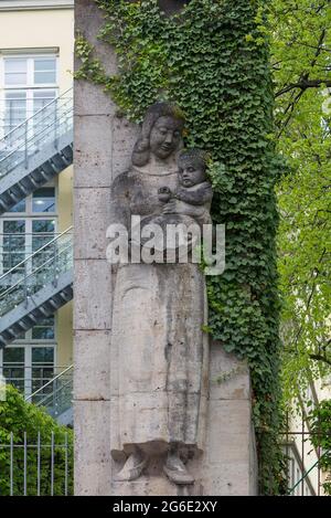 Skulptur Mutter mit Kind vor dem Nordkrankenhaus, Nürnberg, Mittelfranken, Bayern, Deutschland Stockfoto