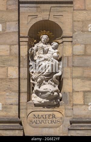 Skulptur von Maria Imaculata an der Hauptfassade der Pfarrkirche St. Martin, Bamberg, Oberfranken, Bayern, Deutschland Stockfoto