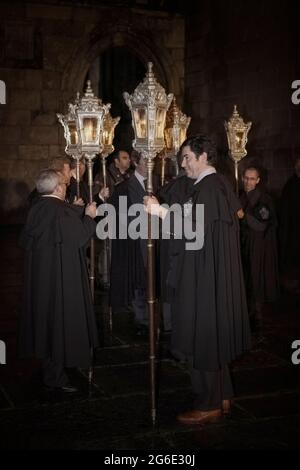 Braga, Portugal - 1. April 2010: Konfraternität bereitet sich auf die katholische Nachtsprozession des Ecce Homo vor (Foto hoch ISO) Stockfoto