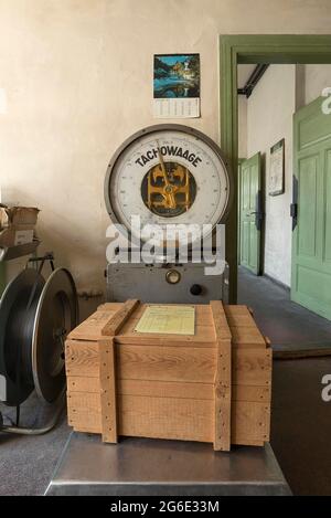 Waagen für Versandkisten in der Ventilfabrik, Industriemuseum, Lauf an der Pegnitz, Mittelfranken, Bayern, Deutschland Stockfoto