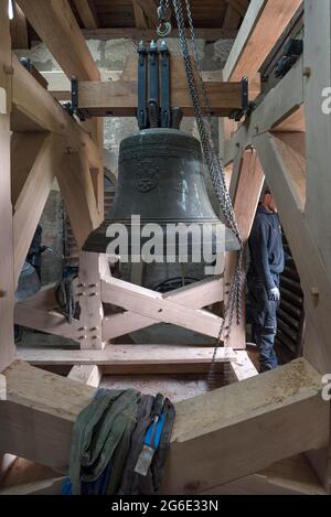 Historische Glocke im neuen Glockenturm, St. Johanniskirche, Neunhof/Lauf, Mittelfranken, Bayern, Deutschland Stockfoto