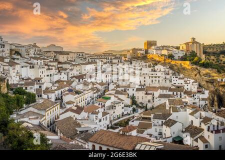 Weiß getünchte Architektur von Setenil de las Bodegas, Andalusien, Spanien Stockfoto