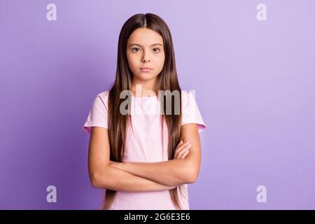 Foto von jungen schweren preteen Mädchen zuversichtlich gekreuzte Hände konzentriert isoliert über violette Farbe Hintergrund konzentriert Stockfoto