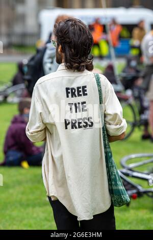 London, Großbritannien. Juli 2021. Während des Protestes wird ein Protestler in einem Hemd mit der Aufschrift „Befreie die Presse“ gesehen. Demonstranten versammeln sich auf dem Parliament Square, um gegen das Gesetz über Polizei, Kriminalität, Verurteilung und Gerichte zu protestieren. Der Gesetzesentwurf wird es der Polizei ermöglichen, einen proaktiveren Ansatz bei der Bewältigung höchst disruptiver Proteste zu verfolgen, die die Öffentlichkeit ernsthaft stören und die Bandbreite der Bedingungen erweitern, die die Polizei Versammlungen (statische Proteste) auferlegen kann. Kredit: SOPA Images Limited/Alamy Live Nachrichten Stockfoto