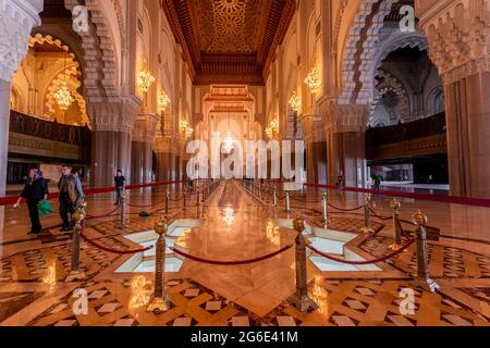 Innenansicht, mit Ornamenten geschmückter Gebetsraum, Hassan II. Moschee, Grande Mosquee Hassan II., maurische Architektur, Casca, Marokko Stockfoto