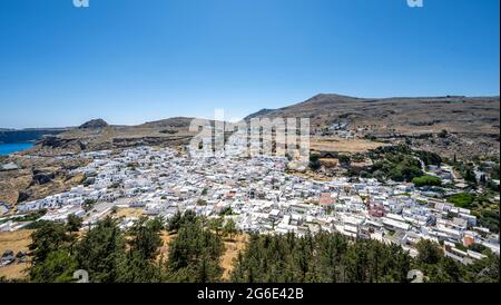 Blick auf die weißen Häuser der Stadt Lindos, Blick von der Akropolis, Lindos, Rhodos, Dodekanes, Griechenland Stockfoto