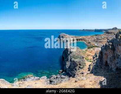 Felsenküste und Paulus Bay, Blick von der Akropolis, Lindos, Rhodos, Doedekanes, Griechenland Stockfoto