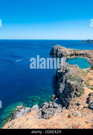 Felsenküste und Paulus Bay, Blick von der Akropolis, Lindos, Rhodos, Doedekanes, Griechenland Stockfoto