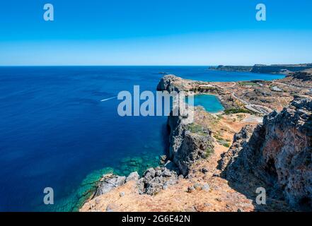 Felsenküste und Paulus Bay, Blick von der Akropolis, Lindos, Rhodos, Doedekanes, Griechenland Stockfoto