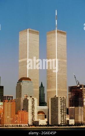 Die Zwillingstürme des World Trade Center von New York City, die tagsüber gesehen wurden, um 1985. Stockfoto