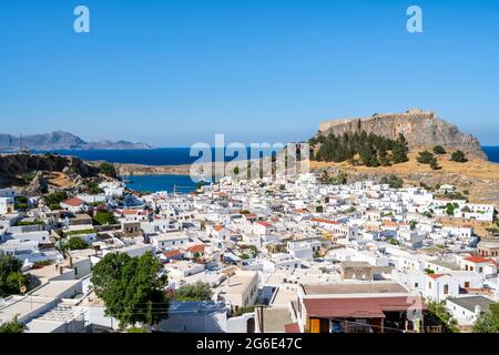 Stadt Lindos mit weißen Häusern, hinten Akropolis von Lindos, Lindos, Rhodos, Dodekanes, Griechenland Stockfoto