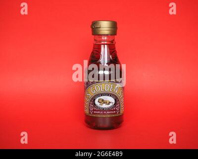 LIVERPOOL, Großbritannien - CIRCA JUNI 2021: Flasche goldenen Ahornsirup von Tate und Lyle Stockfoto