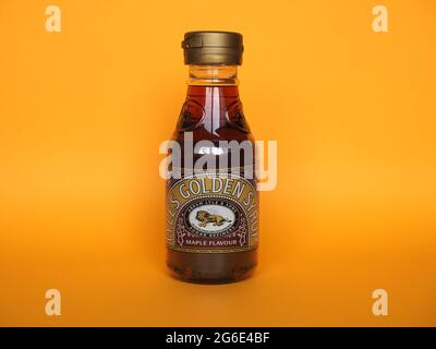 LIVERPOOL, Großbritannien - CIRCA JUNI 2021: Flasche goldenen Ahornsirup von Tate und Lyle Stockfoto