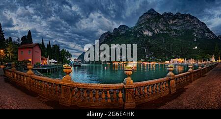 Promenade von Riva del Garda im Norden des Gardasees, Riva del Garda, Trient, Trentino-Südtirol, Italien Stockfoto