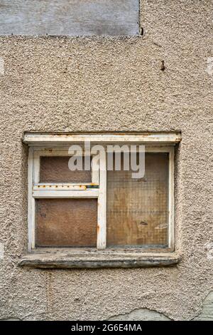 Das Fenster des Gebäudes in der Hinterstraße der Stadt wurde aufgestiegen Stockfoto