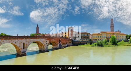 Etsch mit Blick auf die Stadt und die Steinbrücke Ponte Pietra, Verona, Venetien, Italien Stockfoto